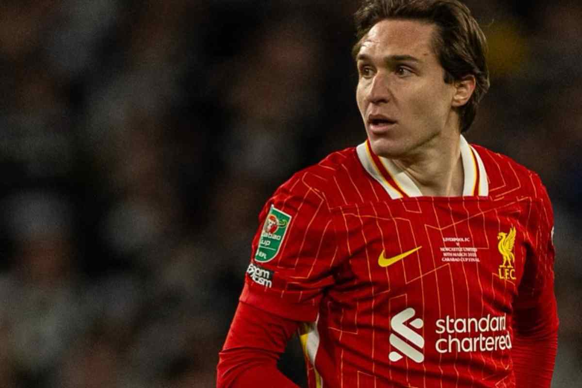 Federico Chiesa in campo con il Liverpool