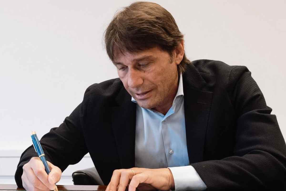 Antonio Conte intento a firmare
