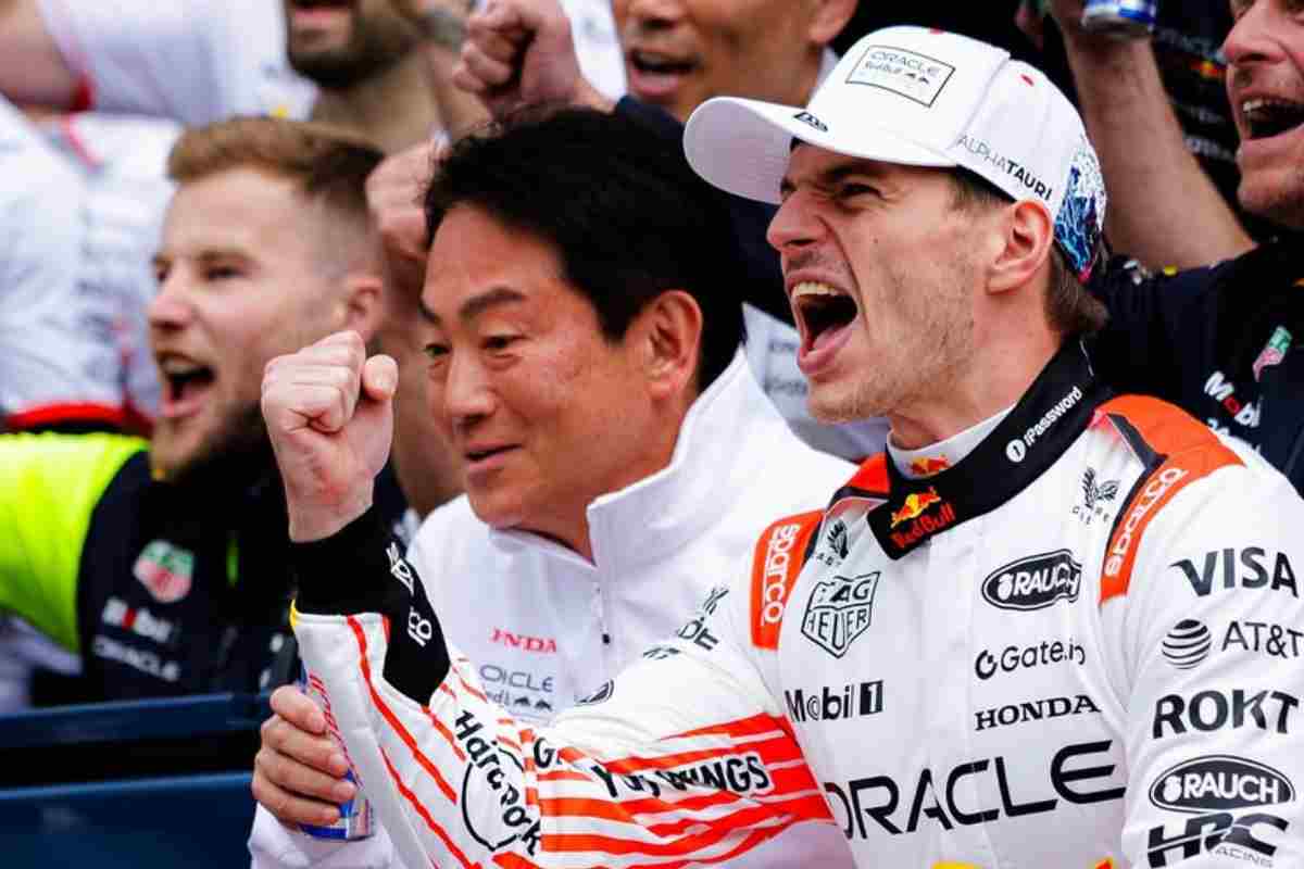 Verstappen esulta dopo una vittoria