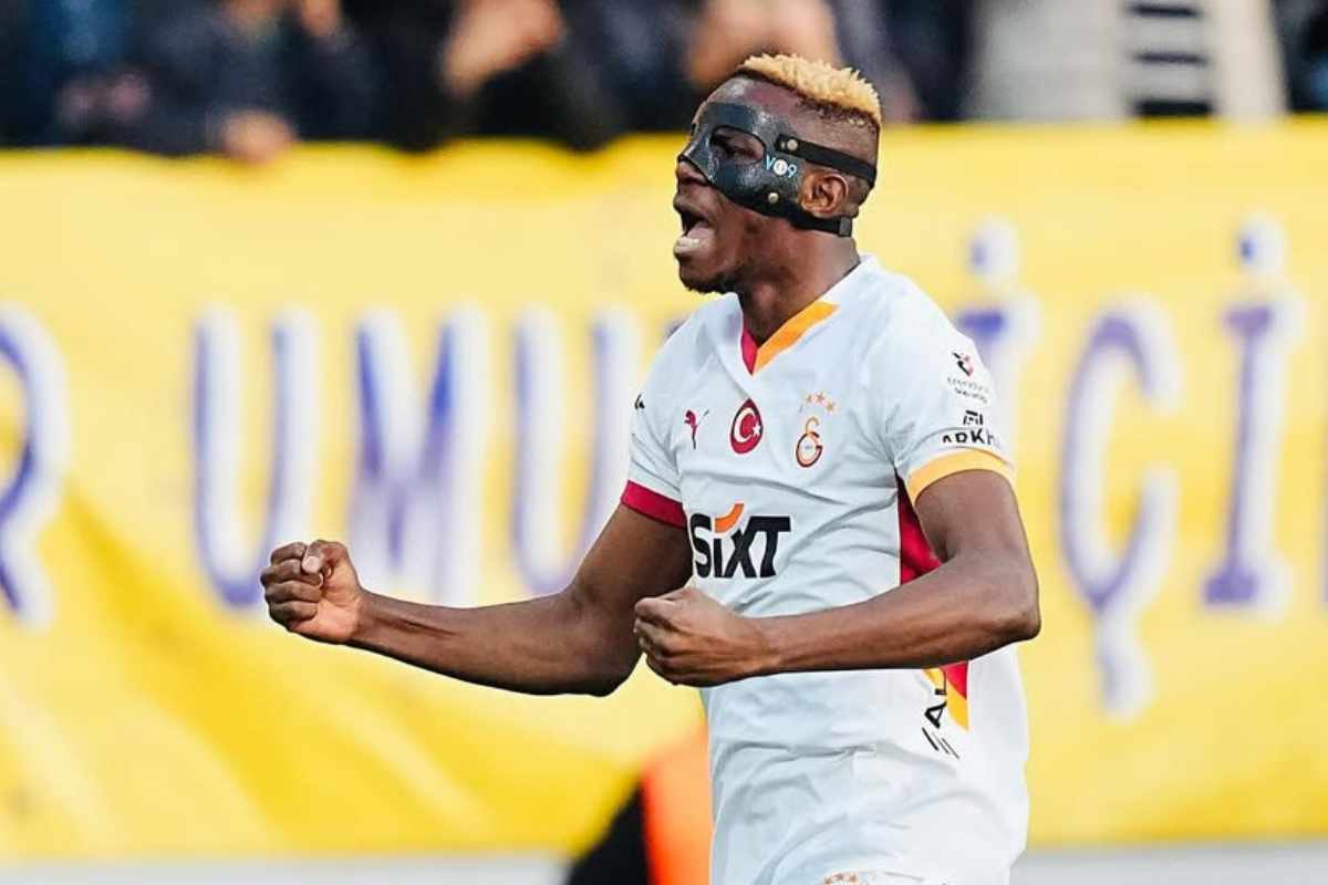 Victor Osimhen esulta dopo un gol con il Galatasaray