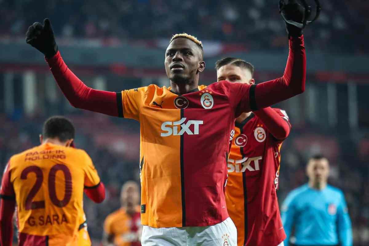 Osimhen festeggia dopo un gol