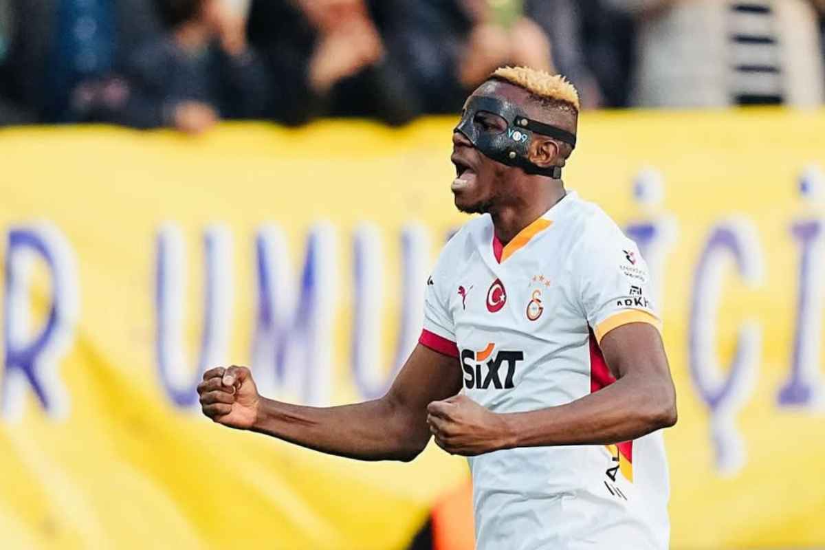 Victor Osimhen esulta dopo un gol
