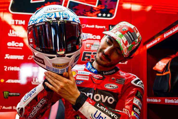 Bagnaia mostra il casco con omaggio a Ligabue