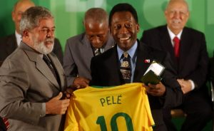 Brasile, Pelè twitta per Elza Soares ma la salute di “O Rei” preoccupa
