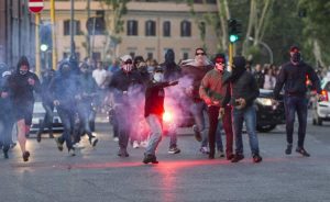 Roma Feyernoord, a Tirana scontri tra tifosi olandesi e polizia