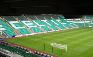 Celtic Lazio, tifosi scozzesi espongono striscione con colori Roma e scritta “Antifascist Glasgow”
