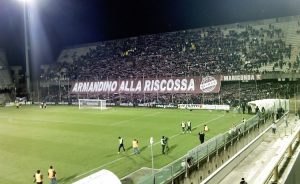 Salernitana Udinese, Pereyra festeggia lo 0 4 sotto la curva: caos a Salerno, partita interrotta