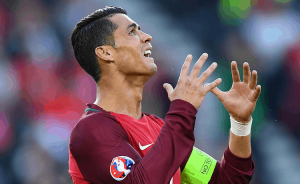 Manchester Utd, Saha difende Ronaldo: “I giovani devono ascoltarlo e stare zitti”