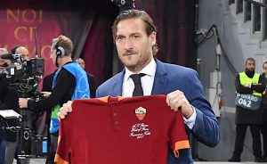 Roma: Totti è a Tirana per la finale di Conference League. Pranzo con Premier albanese