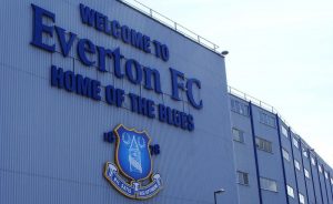Gol dell’Everton all’85’: invasione di campo dei tifosi e caos a Goodison Park