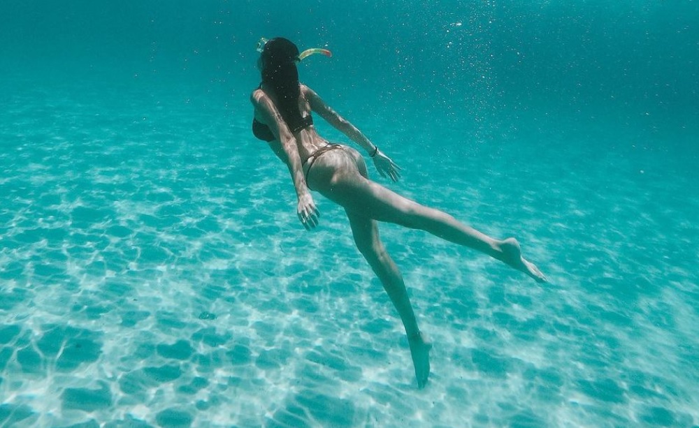FOTO VALENTINA VIGNALI, IMMERSIONE SEXY: curve da sballo in bikini
