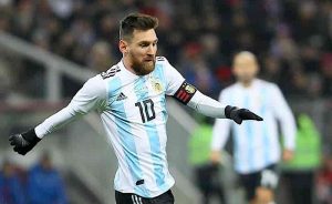 Messi riceve la maglia con la dedica del Papa: “La fede è importante per me”