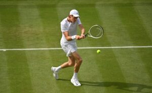 Sinner e Alcaraz si scoprono erbivori a Wimbledon: sullo sfondo Djokovic