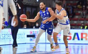 Highlights Sassari Brescia 98 95, gara 4 quarti di finale playoff 2022 Serie A1 basket (VIDEO)