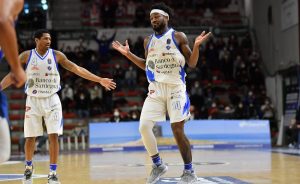 Basket, gara-3 quarti di finale playoff 2022 Serie A1: Sassari batte Brescia 98-68, cronaca e tabellino