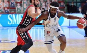 Basket, gara 2 quarti di finale playoff 2022 Serie A1: Sassari batte Brescia 91 85, cronaca e tabellino
