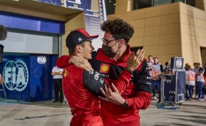 Ferrari, Leclerc saluta Binotto: “Grazie di tutto, stima e rispetto nei tuoi confronti mai mancati”