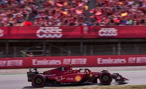 F1 GP Spagna 2022, Sainz disastroso nei primi giri: parte male, poi va fuori pista e rovina la sua gara