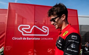 Leclerc alieno, pole pazzesca a Barcellona: Ferrari premiata, Verstappen studia il riscatto in gara