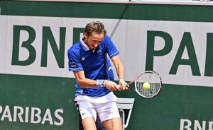 Roland Garros 2022: Medvedev supera in tre set Djere e vola al terzo turno