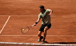 Roland Garros 2022: Tsitsipas batte Musetti in rimonta in cinque set