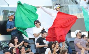 Italia Inghilterra, match improvvisato tra tifosi nelle strade di Napoli