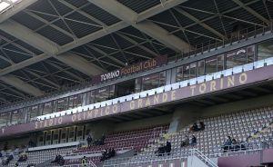 Torino, striscione tifosi contro Juventus: “Me**e e Figc, legame indegno: senza vergogna né ritegno”
