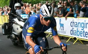 Ciclismo, Volta a Catalunya 2023: Groves vince la sesta tappa, Roglic risponde a Evenepoel