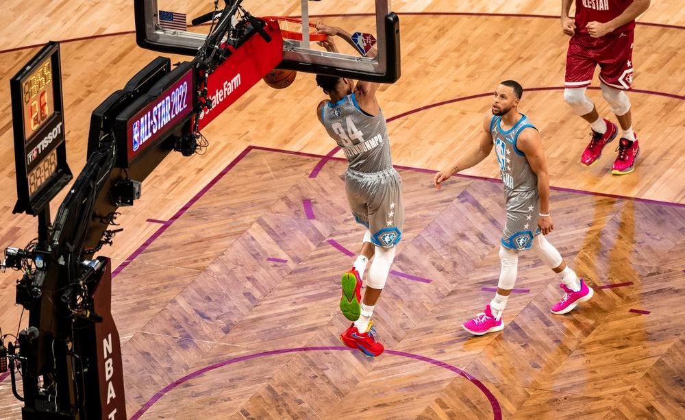 NBA - Steph Curry e Giannis Antetokounmpo