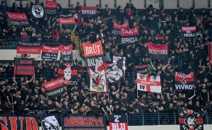 Inter Milan, i tifosi rossoneri infiammano l’atmosfera: “I campioni d’Italia salutano i campioni d’Arabia”