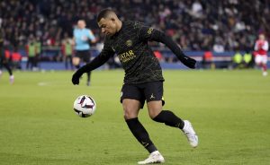 Psg, ansia per il ginocchio di Mbappè: “Mi fa male” Psg, ansia per il ginocchio di Mbappè: “Mi fa male”