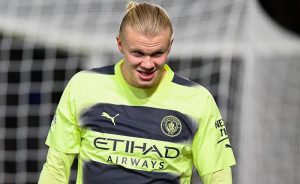 Manchester City, problemi per Haaland: beccato ad usare il telefono mentre era alla guida Manchester City, problemi per Haaland: beccato ad usare il telefono mentre era alla guida