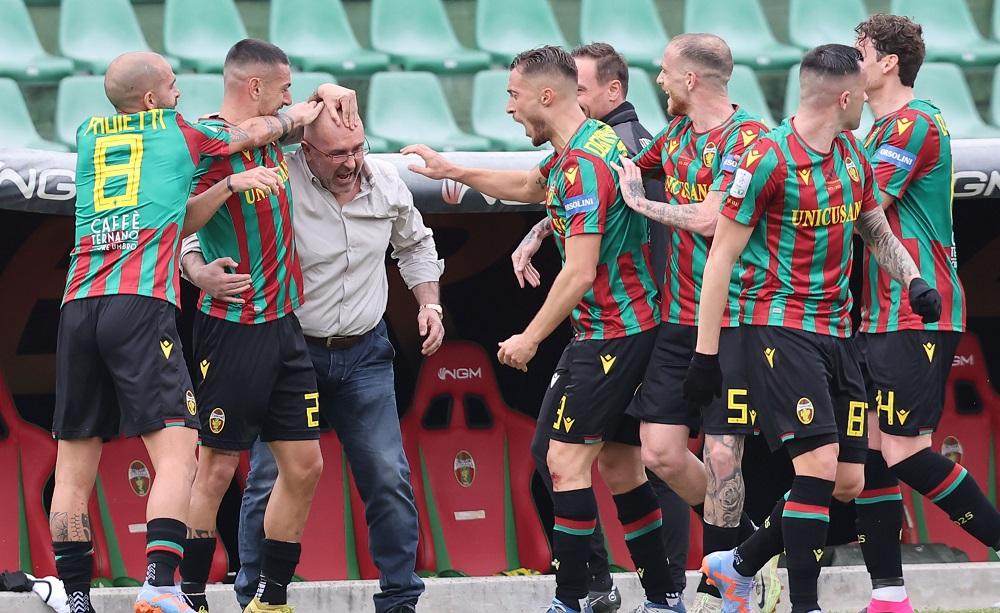 Esultanza Ternana con presidente Stefano Bandecchi