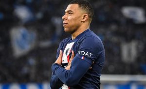 Psg, Mbappé colpisce tifosa con una pallonata: poi la aiuta a farsi medicare e le regala una maglia (VIDEO) Psg, Mbappé colpisce tifosa con una pallonata: poi la aiuta a farsi medicare e le regala una maglia (VIDEO)