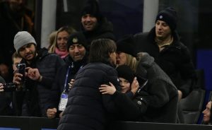 Simone Inzaghi, che gioia per il derby vinto: bacia la moglie e il figlio al fischio finale