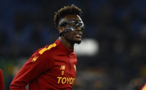 Roma, Abraham operato al ginocchio a Londra: intervento riuscito