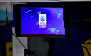 Calcio: comunicazioni del Var ai tifosi e recuperi lunghi nell’ordine del giorno dell’Ifab Calcio: comunicazioni del Var ai tifosi e recuperi lunghi nell’ordine del giorno dell’Ifab