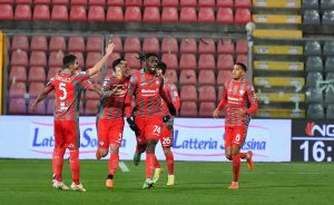 Cremonese Salernitana interrotta: lancio di fumogeni dai tifosi lombardi Cremonese Salernitana interrotta: lancio di fumogeni dai tifosi lombardi