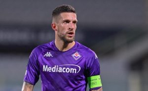 Caos in Fiorentina West Ham: lancio di bicchieri e oggetti dagli spalti, colpito Biraghi sanguinante Caos in Fiorentina West Ham: lancio di bicchieri e oggetti dagli spalti, colpito Biraghi sanguinante