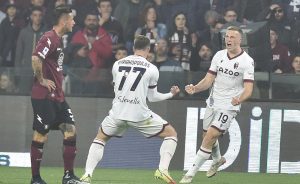 MOVIOLA – Monza Bologna, gol Ferguson annullato per fallo di Zirkzee: Pezzuto vede male, Var non interviene