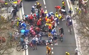 Giro delle Fiandre 2023, maxi caduta prima del Kwaremont. Van Aert si rialza (VIDEO)