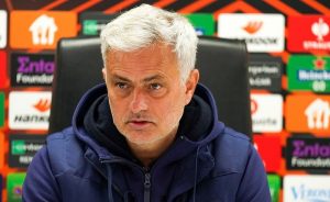 Roma Siviglia, Mourinho: “Arbitro sembrava spagnolo. Futuro? Lottare per i ragazzi è anche non dire che rimango” Roma Siviglia, Mourinho: “Arbitro sembrava spagnolo. Futuro? Lottare per i ragazzi è anche non dire che rimango”