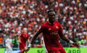 Roma Spezia, infortunio e ansia per Abraham: ginocchio ko, al suo posto Spinazzola Roma Spezia, infortunio e ansia per Abraham: ginocchio ko, al suo posto Spinazzola