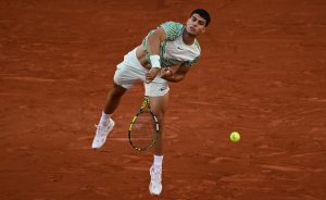 Roland Garros 2023, Alcaraz è un alieno: Tsitsipas demolito in tre set, sarà semifinale con Djokovic