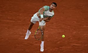 Roland Garros 2023, Alcaraz è un alieno: Tsitsipas demolito in tre set, sarà semifinale con Djokovic Roland Garros 2023, Alcaraz è un alieno: Tsitsipas demolito in tre set, sarà semifinale con Djokovic