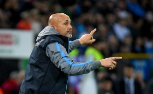 Napoli, Spalletti premiato allenatore dell’anno: i tifosi lo acclamano