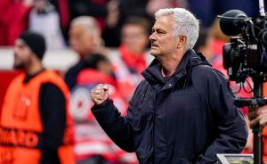 Roma, Mourinho è acclamato dai tifosi e con il dito mima: “Resto qui” Roma, Mourinho è acclamato dai tifosi e con il dito mima: “Resto qui”