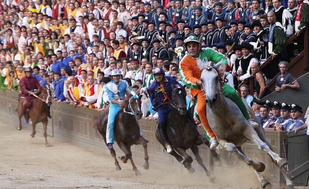 Palio di Siena - Foto Roberto Vicario CC BY-SA 3.0