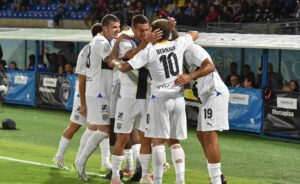 Serie B: il Parma passa sul Bari e si prende la vetta. Pari del Catanzaro, sprofondo Sampdoria Serie B: il Parma passa sul Bari e si prende la vetta. Pari del Catanzaro, sprofondo Sampdoria
