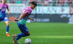 Milan, Bartesaghi firma il primo contratto da professionista: in rossonero fino al 2026 Milan, Bartesaghi firma il primo contratto da professionista: in rossonero fino al 2026